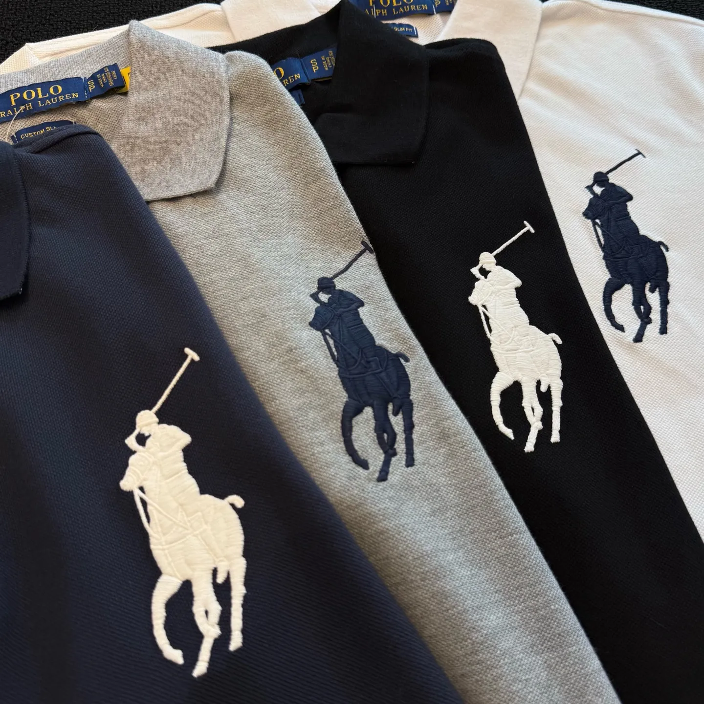 P160 Style number: RL04 (four colors) Ralph Lauren/Ralph Lauren basic Malaysian embroidery logo Big Pony Polo shirt T-shirt short-sleeved original fabric 100% piqué cotton, imported embroidery logo on the chest, "3" patch logo on the cuffs, custom threaded collar, Malaysian embroidery, the highest version, suitable for business and leisure daily use! 🌘Two-button placket, laser logo pearlescent resin buttons, cuffs and hem using double-thread sewing technology, different currency versions, full set of original three-label accessories!   Size chart: S M L XL XXL Color #Navy Black Gray White
